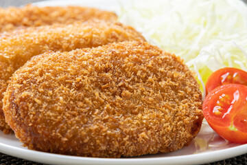 コロッケ(平たい小判型のポテトコロッケ)のアップ。
