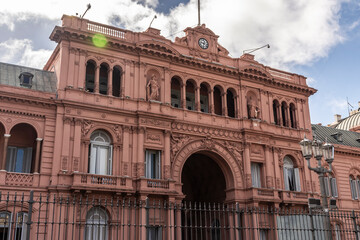 Fototapeta na wymiar Beautiful view to Casa Rosada presidential office in Plaza de Mayo