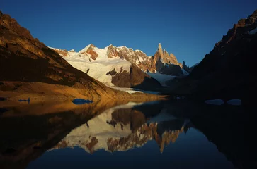 Crédence de cuisine en verre imprimé Cerro Torre Granite mountain peaks and glaciers of Cerro Torre and the Adela Range are reflected in the calm waters of Laguna Torre in the morning light, Southern Patagonian Ice Field in South America, Argentina