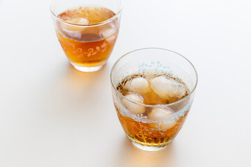 氷の入った冷たいお茶