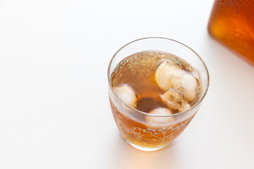 グラスに注がれた冷たいお茶