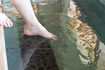 足湯につかる女性の足
