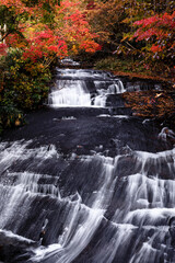 北海道恵庭市、紅葉に染まるラルマナイの滝【10月】