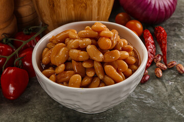 Canned beans in tomato sauce