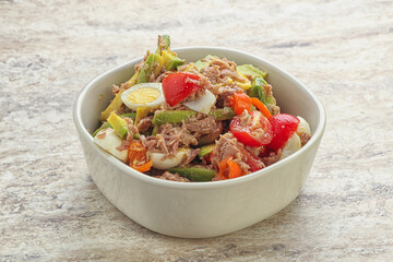 Salad with tuna and avocado