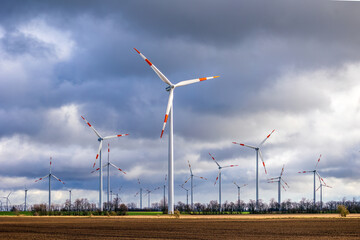 Symbolbild: Windpark in Ostdeutschland.  Mehrere Reihen von Windrädern auf einer...