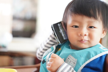 電話をかける赤ちゃん / Baby on the phone