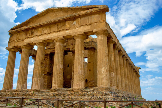 Ruinas de Akragas, Agrigento, Sicilia, Templo de la Concordia vista de frente lateral