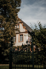 Verträumte Altstadt mit Fachwerk und Wein