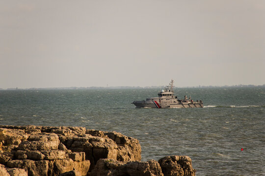 Bateau des douanes rentrant au port