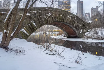 Papier Peint photo Pont de Gapstow Gapstow Bridge in Central Park after snow storm