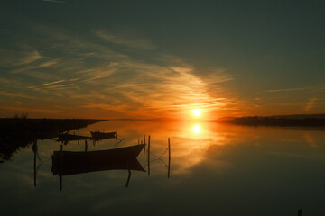 Barques de pêcheur au coucher de soleil sur l'Etang de l'Arnel à Villeneuve-lès-Maguelone, près...