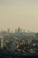 Fototapeta premium Les toits de Paris avec la vue sur le Panthéon