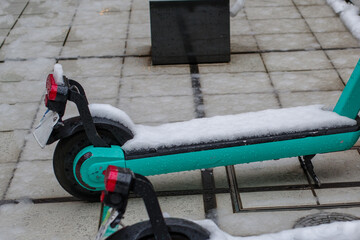 雪が積もったサブスクの電動キックボード