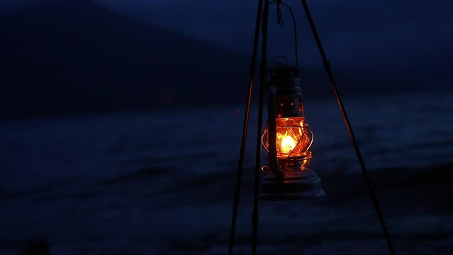 夜の湖畔と火が灯されたランタン（右）