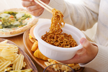 カップ焼きそばを食べる女性