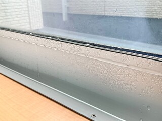 結露したサッシ　Condensed window frame