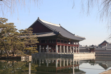 Obraz premium Gyeonghoeru Pavilion, Gyeongbokgung Palace in Seoul, Korea