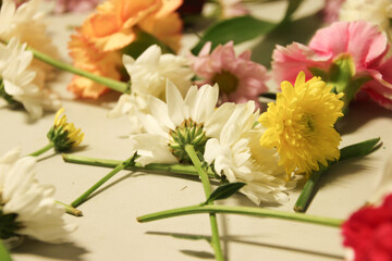 Obraz na płótnie Canvas bouquet of many of flowers spread on the table floor 
