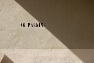 Sign No Parking on the wall