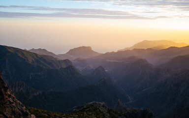 Obraz premium Beautiful sunrise in Madeira highest mountains range. Hiking trial from Pico do Areerio to Pico do Ruivo. Madeira, Portugal