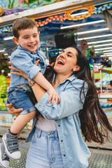 madre e hijo jugando en las ferias 