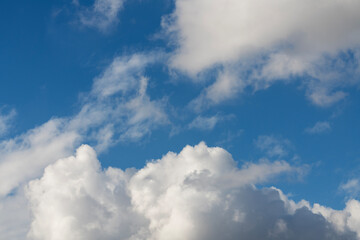 Obraz premium Beautiful bright blue sky with fluffy white clouds.