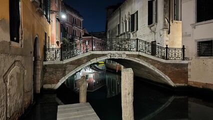 Fototapeta na wymiar Venice night views with bridge