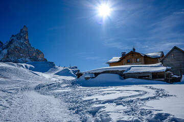 Neve e sole,  inverno a Passo Rolle, Dolomiti, Pale di San Martino