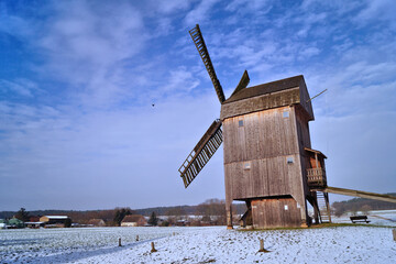 Bockwindmühle auf schneebedecktem Feld