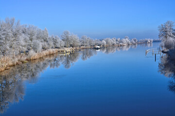Beetzsee mit Uferbäumen mit Raureif in Brandenburg/Havel