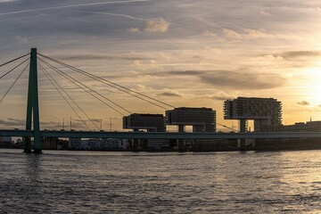 Fototapeta premium Sonnenuntergang über dem Rhein in Köln