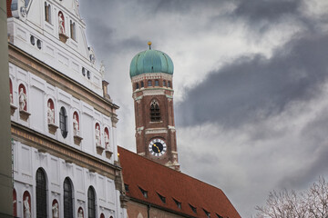 Turm der Frauenkirche in München mit historischer Fassade - obrazy, fototapety, plakaty