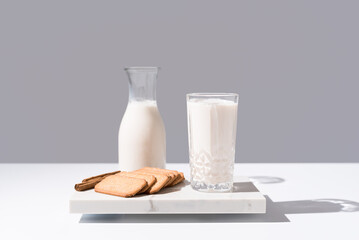 Vaso de leche y botella llena de leche. Desayuno con galletas de canela