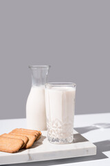 Vaso de leche y botella llena de leche. Desayuno con galletas de canela