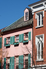 Obraz premium Colorful buildings in Old Town Alexandria on a winter afternoon.