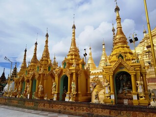 Fototapeta premium 미얀마 양곤 쉐라곤 파고다