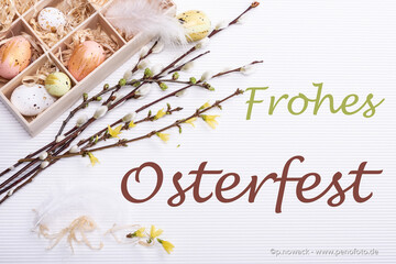 Bunte Karte mit Ostermotiven und Aufschrift Frohes Osterfest - 744697208