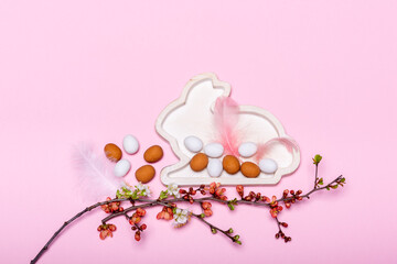 Eier und Zweige mit Frühlingsblüten vor  einem pinken Hintergrund