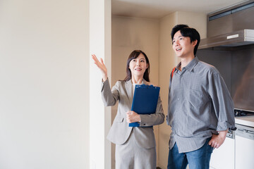 賃貸住宅の内見をする若い男性 © maroke