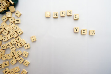 Mot Thank You en lettre de scrabble sur fond blanc 