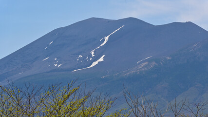 嬬恋村の丘から望む春の浅間山，群馬県嬬恋村
