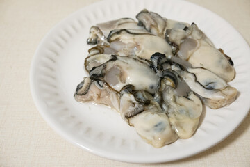 たくさん盛られた複数の生牡蠣