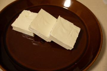皿に並んだ切り分けたクリームチーズ