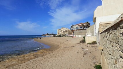 Panorama di Punta Secca, un borgo adagiato sulla spiaggia in riva al mare.