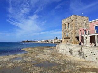 La torre e il mare di Punta Secca.