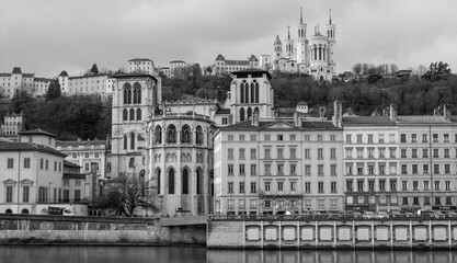vue depuis le bord de Saône sur la cathédrale Saint Jean et la basilique de fourvière à Lyon en...