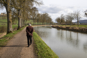 homme seul marchant le long du canal de Bourgogne