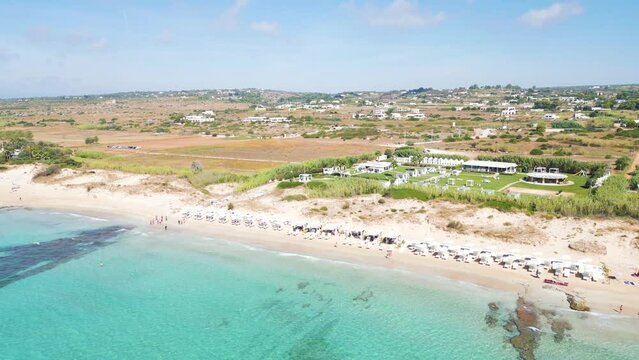 Estate in Salento: il litorale di Pescoluse ( maldive del Salento ) visto dal drone
