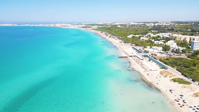 estate salentina, vista aerea della spiaggia di Gallipoli in estate - Salento, Puglia, Italia